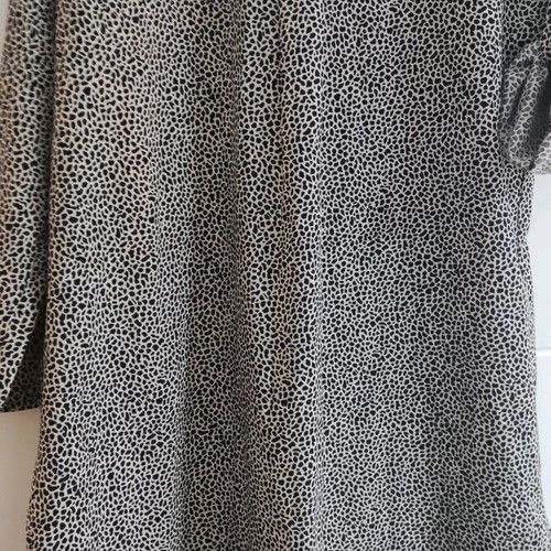 Black and white shirt dress like new, one size, with buttons