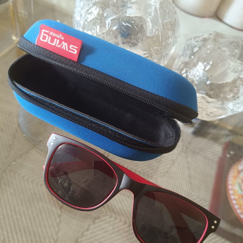 Sunglasses with 2.5 reading lenses like new, black and red