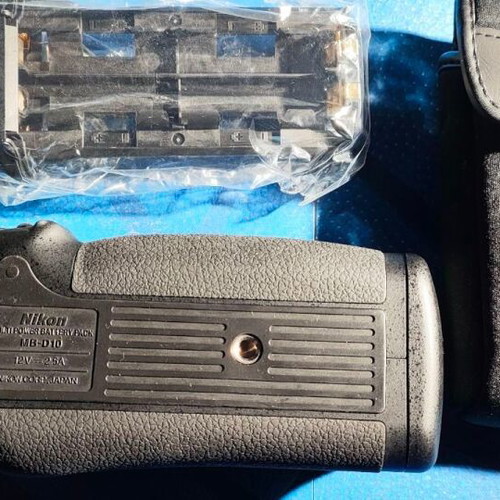 Nikon MB-D10 Multi-Power Battery Pack like new