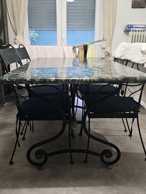 Μάρμαρο τραπέζι Verde Alpi με βάση από σφυρήλατο σίδερο και 4 καρέκλες σαν καινούργιο