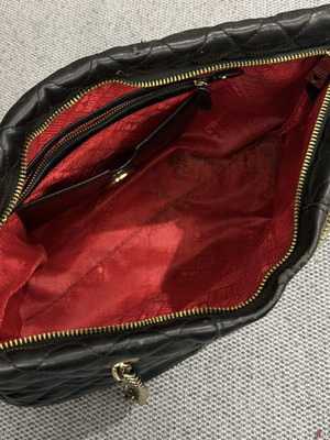 Τσάντα ώμου Moschino μεταχειρισμένη, μαύρο δέρμα με κόκκινη επένδυση