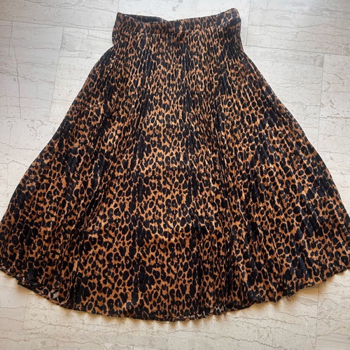 Pleated leopard skirt used, size large, Pink Woman