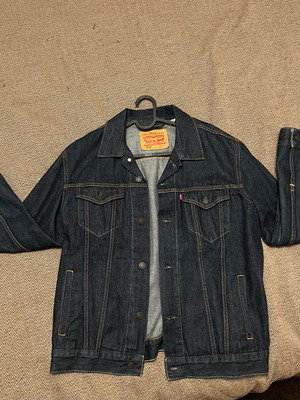Levi’s denim jacket like new, size large