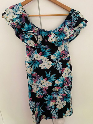 Floral blouse with ruffles new, size L, white beige
