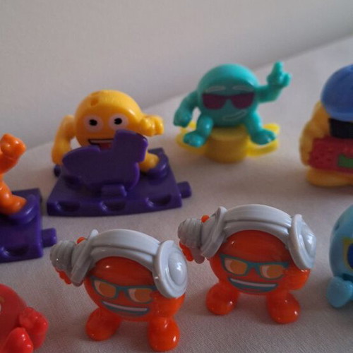 Kinder Joy Music Emoji Friends set of 8 figures like new