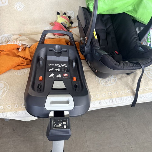 Oyster 3 in 1 stroller like new with isofix base and accessories