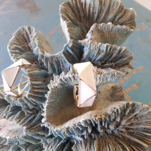 Earrings hoops with white enamel like new, gold color