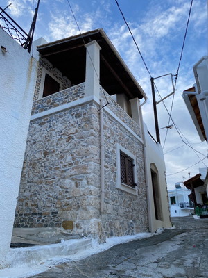 Πετρόκτιστη μεζονέτα 65 τ.μ. με βεράντα και τζάκι στη Σητεία