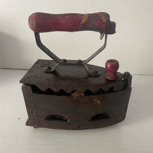 Charcoal iron used from 1968 with placement grate