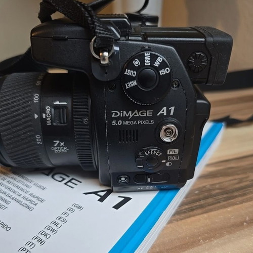 Minolta Dimage A1 digital camera with 28-200mm superzoom lens like new