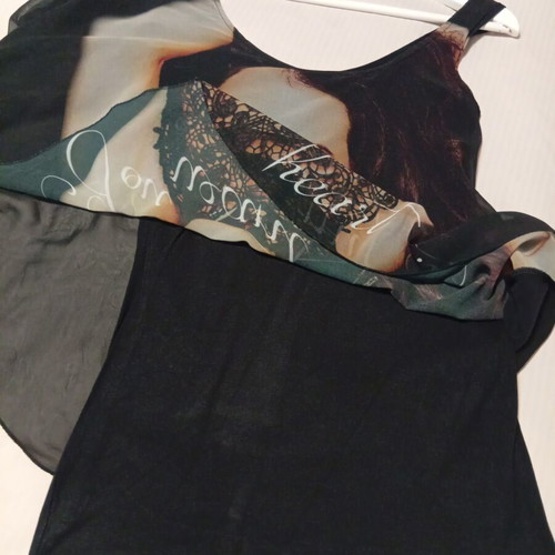 Black asymmetrical blouse with transparent chiffon and print Garantie used