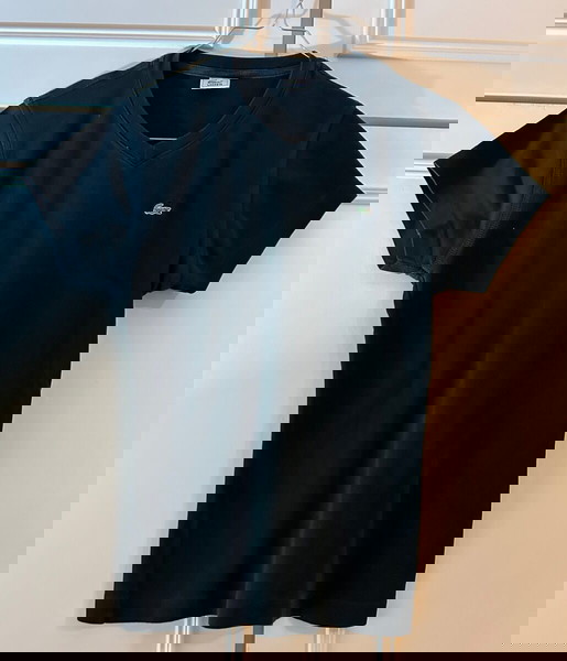 LACOSTE, No 40, γυναικεία μπλούζα μαύρο χρώμα, μεταχειρισμένη, κοντό μανίκι.