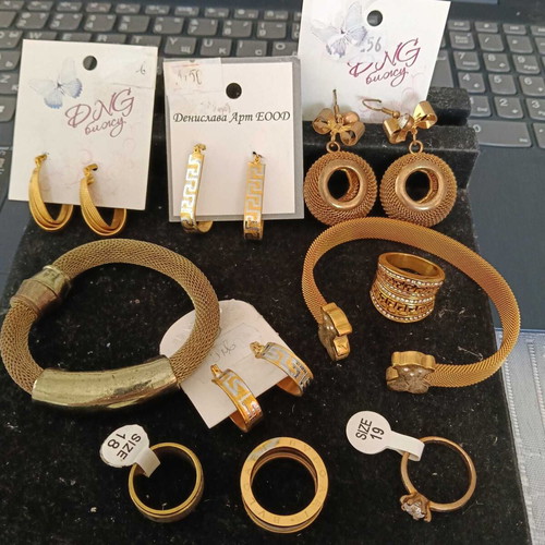 Set of 10 gold-tone jewelry pieces, 4 pairs of earrings, 4 rings, 2 bracelets