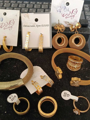 Set of 10 gold-tone jewelry pieces, 4 pairs of earrings, 4 rings, 2 bracelets