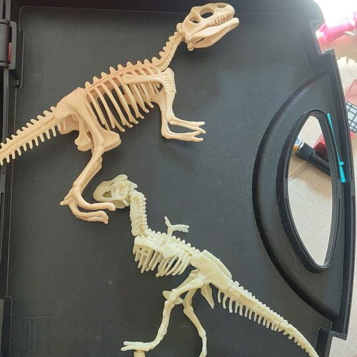 Dinosaur figures like new, set of 2, assembly model