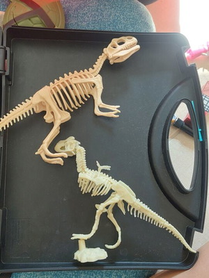 Dinosaur figures like new, set of 2, assembly model