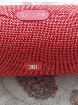 JBL Charge 3 говорител употребяван с USB кабел за зареждане