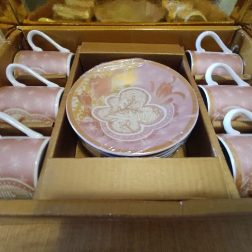 Porcelain cup set new with 6 saucers in pink and orange shades