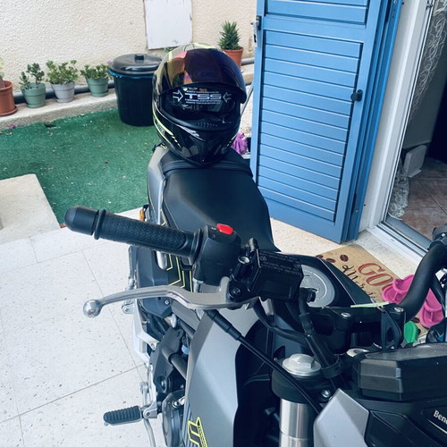 Benelli BN 125 naked bike, grey/black with yellow accents