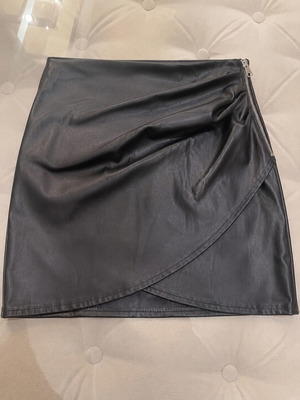 Celestino black leather skirt size L like new