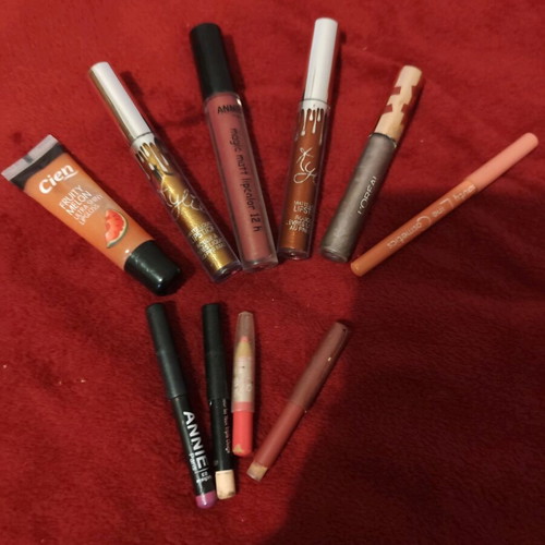 Makeup set used, 10 pieces