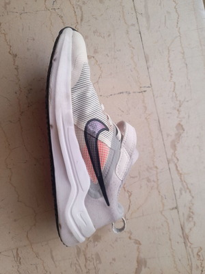 Nike παιδικά αθλητικά νούμερο 32 σαν καινούργια, άσπρα