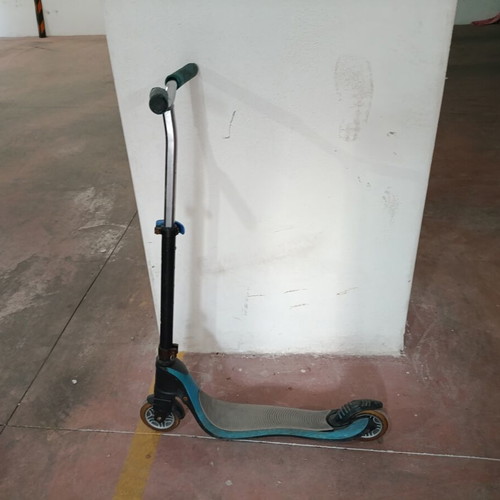 Globber Flow 125 kids scooter used, blue-black