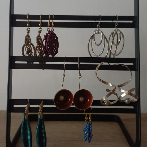 Metal jewelry stand like new, black