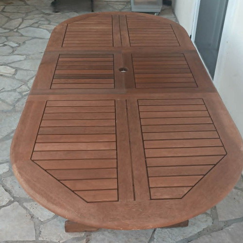 Wooden garden dining set like new with extendable table and 4 folding chairs