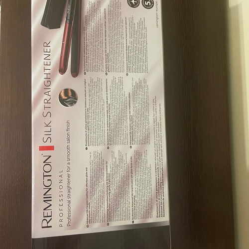 Remington Hair Straightener New With Ceramic Plates 48W Red