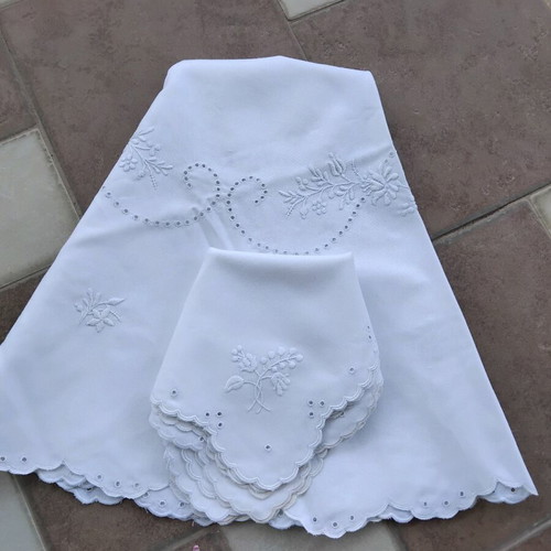 Rotonda set with hand-embroidered napkins like new