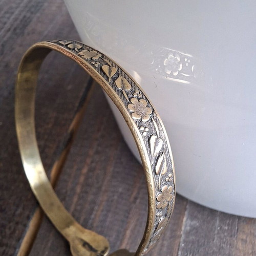 Bracelet with bronze floral motifs and real pearls used