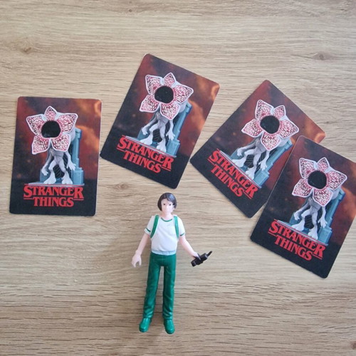 Stranger Things Figurine and Cards new