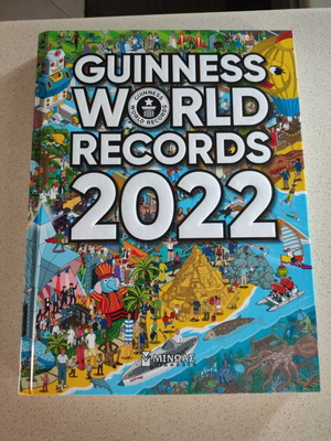 Guinness World Records 2022 book like new, Greek edition