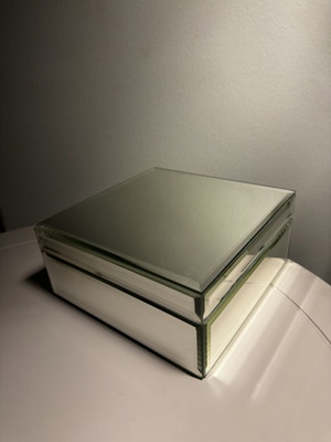 Square jewelry box with mirror exterior, 19x19 cm