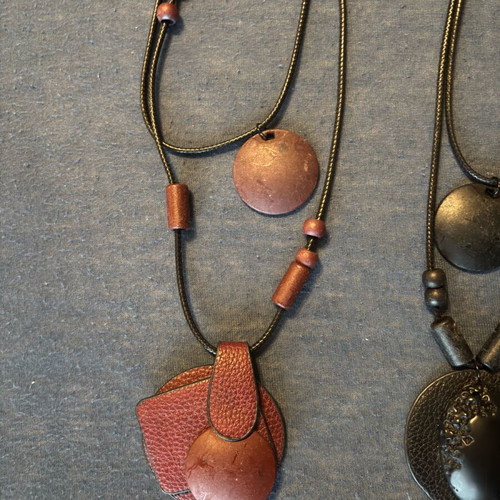 Unique necklaces like new, set of 2, black and red