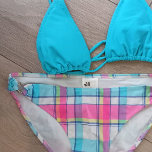 Girls' swimwear and bras used, 16 pieces size 146-152, colorful