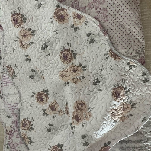 Quilted double-sided bedspread with floral design and pillowcases, new