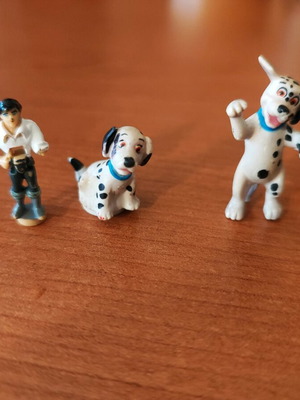 Polypocket Dalmatian figures used, change color with warm water
