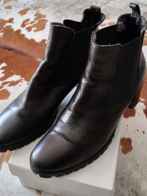 Leather black ankle boots size 41 like new