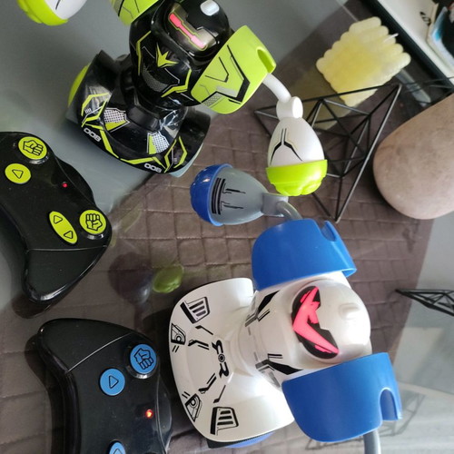 Electronic set 2 Robo Kombat robots used with sounds and movements