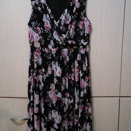 Wrap dress size M-L like new, with rose pattern