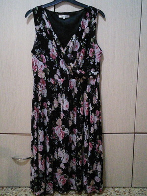 Wrap dress size M-L like new, with rose pattern