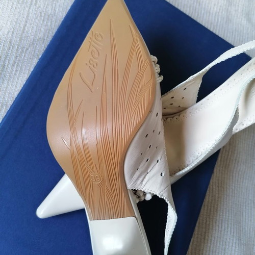 Lisette leather pumps size 39, new, beige, 9 cm heel