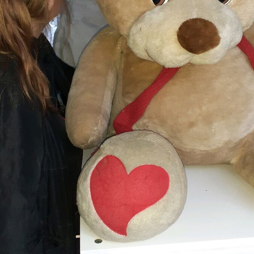 XXL teddy bear used with red bow and hearts