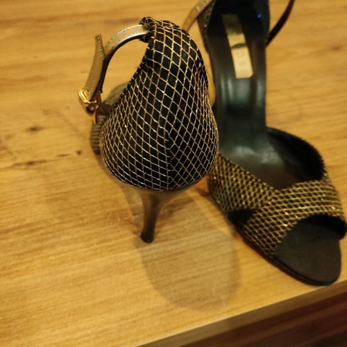 Slingback heel like new, size 38, black and gold
