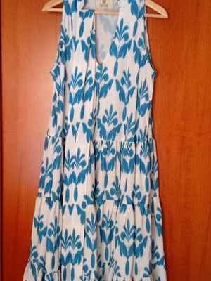 Karavan women's dress one size like new, white and blue