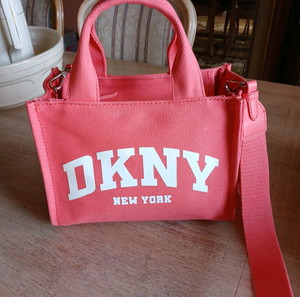 DKNY γυναικεία τσάντα.