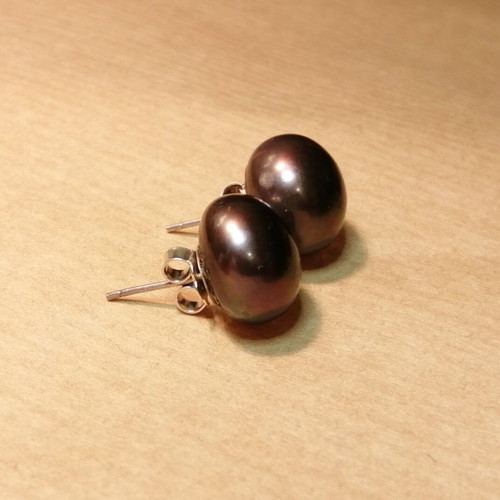 Pearl stud earrings with 925 silver, chocolate color, new