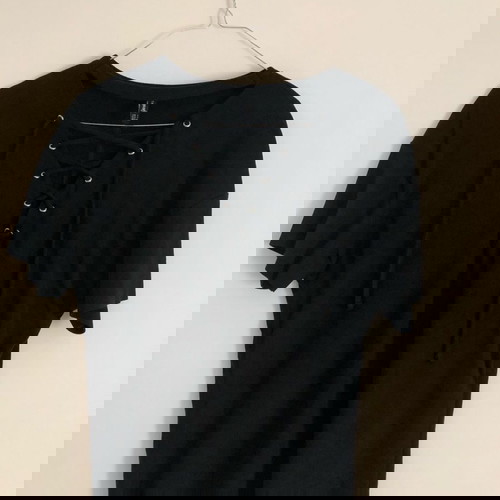 Stradivarius κοντομάνικη μπλούζα μεταχειρισμένη, suede, μαύρη, μέγεθος S